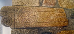 サンペドロデバルセマン、セ、ポルトガル、ラメゴのチャペルの西ゴート族の彫刻c.599（花崗岩） 作： Visigothic